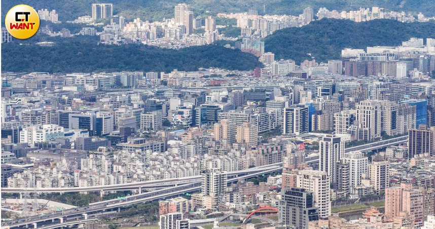 北市購屋預算只有1500~2000萬元，根據房仲業者統計換算，在北投區及文山區還能買到逾30坪的中古屋。（示意圖／黃威彬攝）