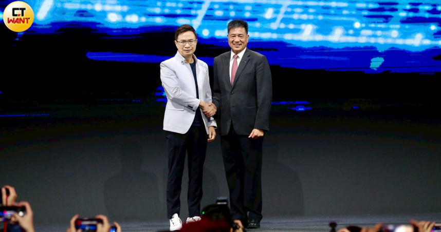 貿協董事長黃志芳、電腦公會理事長彭双浪今出席COMPUTEX2025全球記者會。（圖／黃耀徵攝）