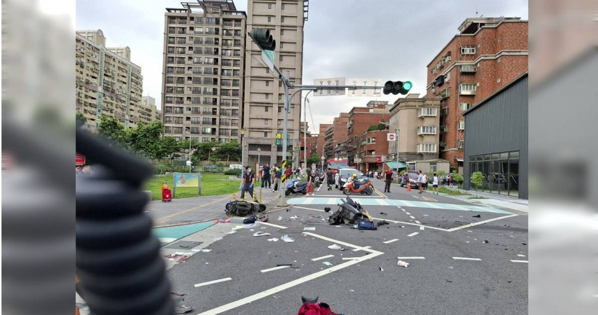 新北三峽北大國小前19日下午發生嚴重車禍事故，造成16人受傷4人命危。（圖／翻攝畫面）