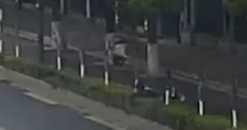 江蘇南京發生車禍，2輛電動車對撞倒地。（圖／翻攝自微博）