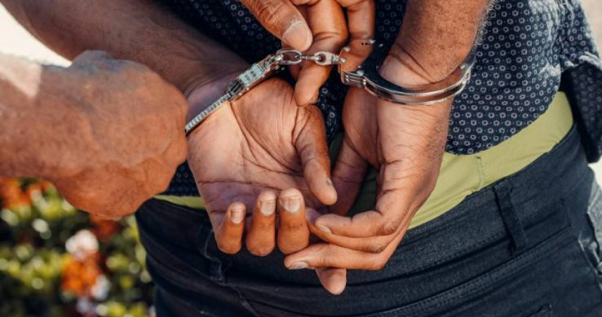 羅男開贓車上路遭攔查，豈料他竟拒檢逃逸仍被逮獲，警方還在車內查獲毒品安非他命。（示意圖／翻攝Pexels）