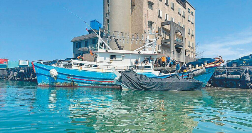 海巡署將雷虎科技失聯無人艇拖回澳底漁港。（圖／翻攝畫面）