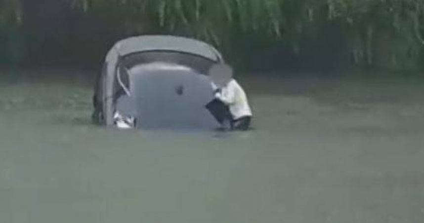 大陸湖北省武漢市東西湖區環湖中路某高校內日前發生驚險一幕。（圖／翻攝自微博）