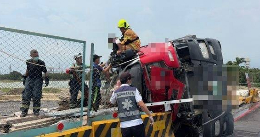 混凝土車高雄翻覆駕駛受困。（ 圖／翻攝畫面）