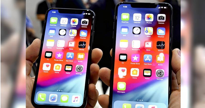iPhone XS（左）、iPhone XS MAX（右）。（圖／達志／美聯社）