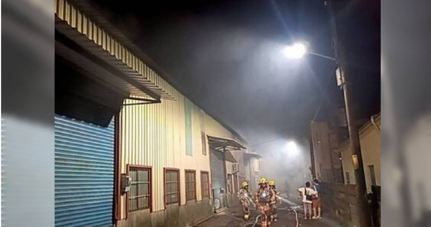 台南某間鐵工廠2度起火，連棟的最後1間工廠全面燃燒，消防員迅速展開灌救。（圖／翻攝畫面）