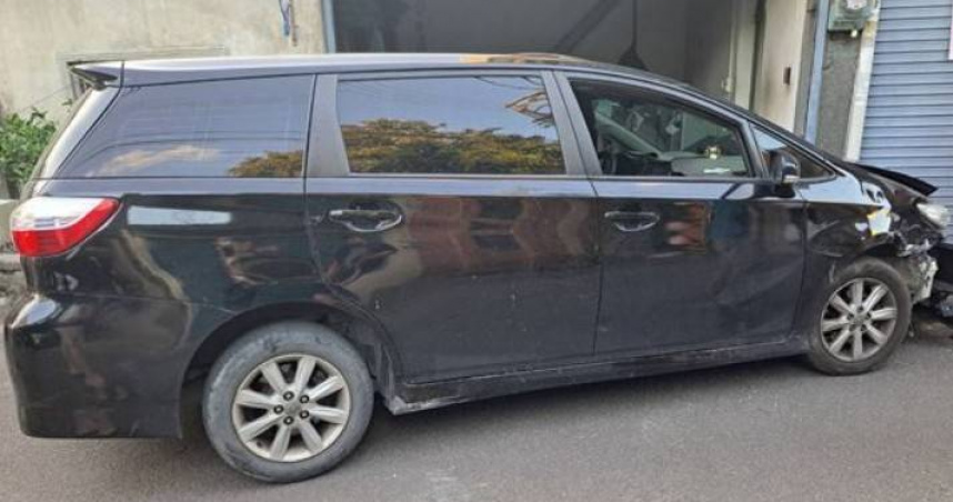 陳姓男移工搭載3人駕車上路，卻突失控撞進路旁民宅，豈料4人竟棄車逃逸。 （圖／翻攝畫面）