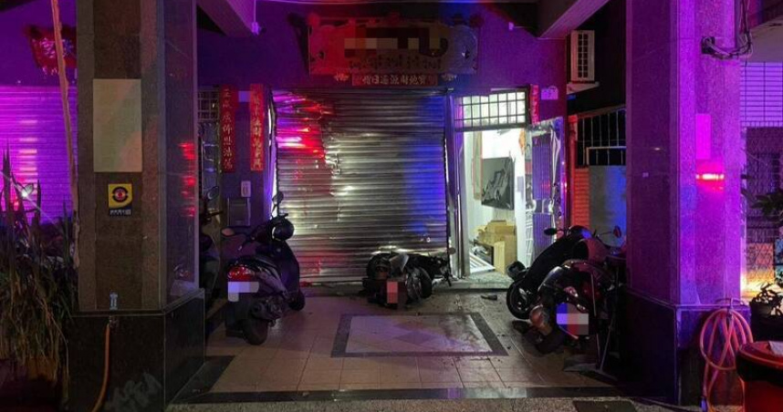 高雄茶行遭一群人闖入砸店砍人，造成4人受傷送醫治療。（圖／翻攝畫面）