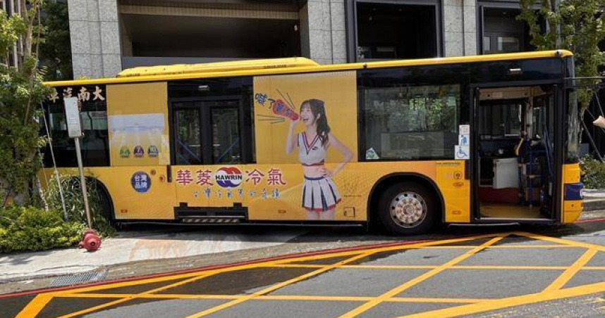 公車倒退嚕撞消防栓司機驚呆目擊慘狀。（ 圖／翻攝畫面）