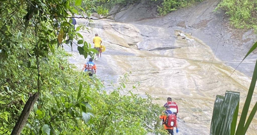 關山千層岩瀑布被譽為打卡祕境，今天驚傳成大生戲水溺斃憾事，2年前同月同地點也曾發生溺水事件。(圖／民眾提供)