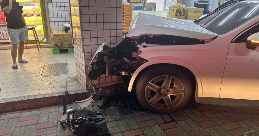 男子駕駛賓士失控衝進騎樓，自撞外牆樑柱車頭嚴重毀損。（圖/翻攝畫面）