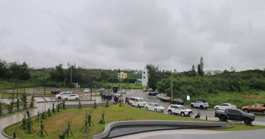 澎管處新建的隘門沙灘停車場（左方區域），因要收費，加上路邊沒有限制停車，以致於停車場5月正式收費以來乏人停車，大家還是「習慣」停路邊。（圖／中國時報記者許逸民攝）