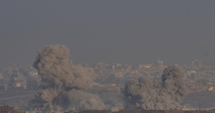 巴勒斯坦衛生官員指出，以色列軍方13日空襲加薩中部一處供水站，導致包括6名兒童在內的至少10人死亡 。（圖／達志／美聯社）