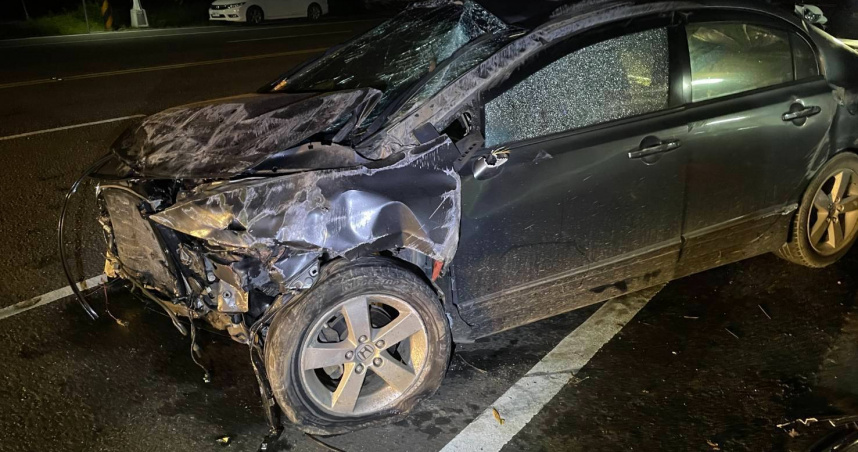 台南發生一起離奇車禍,25歲男子疑似與父親起口角,對其開槍後竟駕車逃逸。(圖/翻攝畫面)