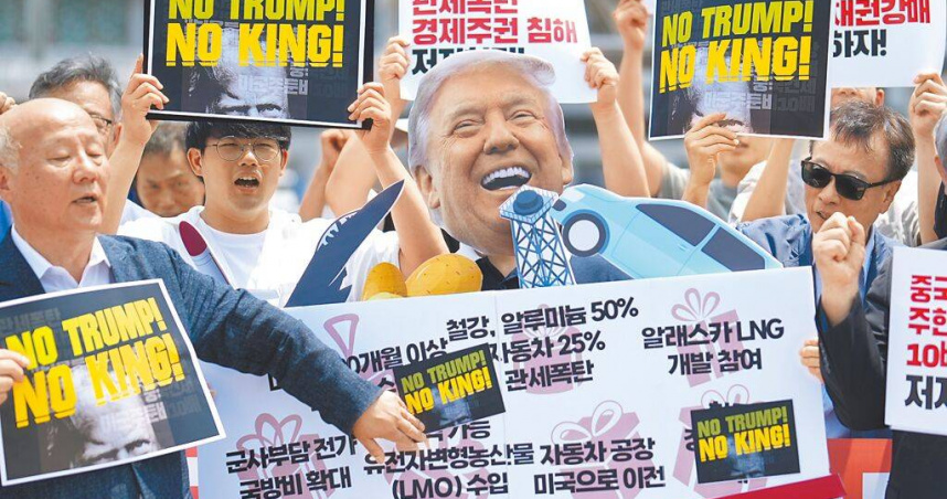 《朝鮮日報》16日引述多位韓國高層說法指出，美國要求韓國設立規模高達4000億美元的對美製造業投資基金。圖為韓國民眾反對美國總統川普的關稅政策。（圖／美聯社）
