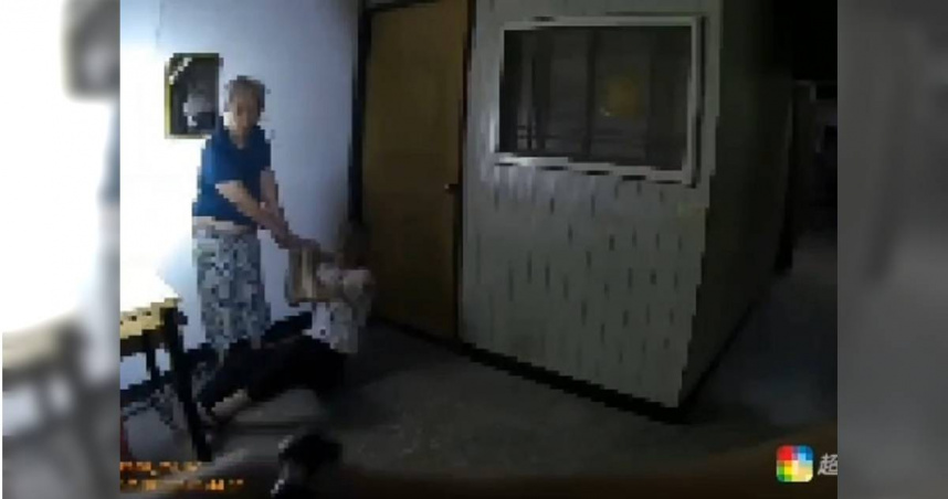 北市大同區20日晚間發生一起同住室友因生活習慣不同，竟持斧頭向室友砍人。（圖／翻攝畫面）