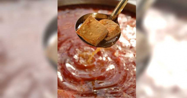 「麻辣臭豆腐」看似辣舌的紅湯，其實辣椒和辣椒油比例適中，香辣可飲。（40元）（圖／于魯光）