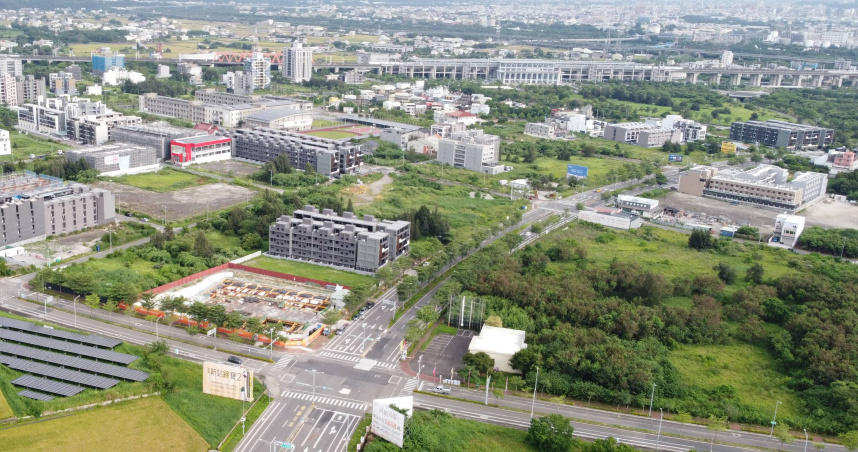 苗栗高鐵特區大多仍是待開發空地，已完工建築則多是連棟透天華廈，不過大型建商獵地千坪起跳，未來會陸續可見大樓產品問世。（圖／本刊影音組）