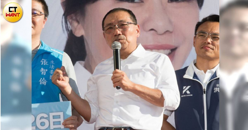 新北市長侯友宜（中）認為26日天氣不錯，新北投票踴躍。（圖／黃威彬攝）