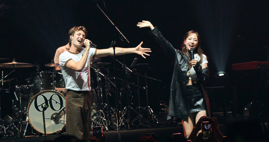 安吉受邀擔任暈船神曲〈drunk text〉唱作暖男亨利莫迪的演唱會嘉賓，這是安吉第一次與國際歌手同台演出。（圖／索尼音樂提供）