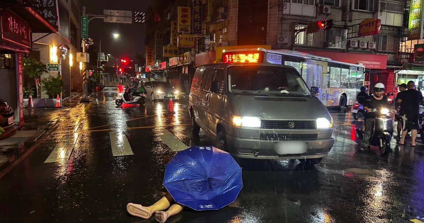 箱型車駕駛撞倒斑馬線婦人騎車逃逸，警鎖定犯嫌追緝中。（圖／翻攝畫面）