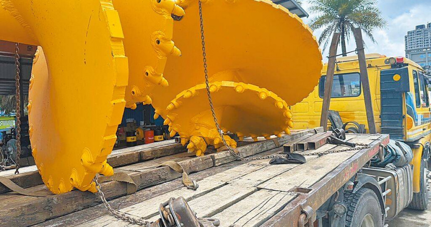 60歲林姓工人29日中午12時許，在新北市林口區文化二路二段某工地從事裝卸作業時，疑似在固定大型螺旋鑽頭過程中不慎失足墜落，當場失去生命跡象，送醫後不治。（圖／林口警分局提供／中國時報李育嫺新北傳真）