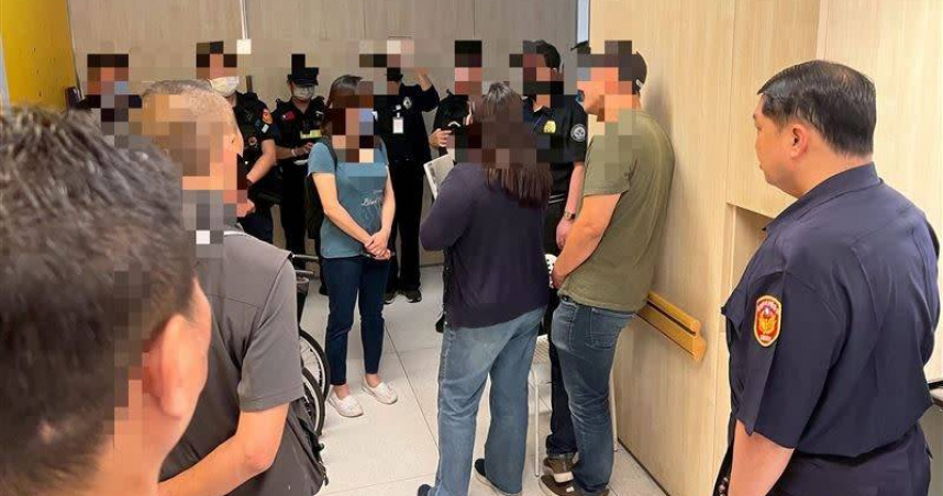 博田醫院3日凌晨遭大批黑衣人闖入，警方現已逮捕主嫌在內的16人。（圖／翻攝畫面）