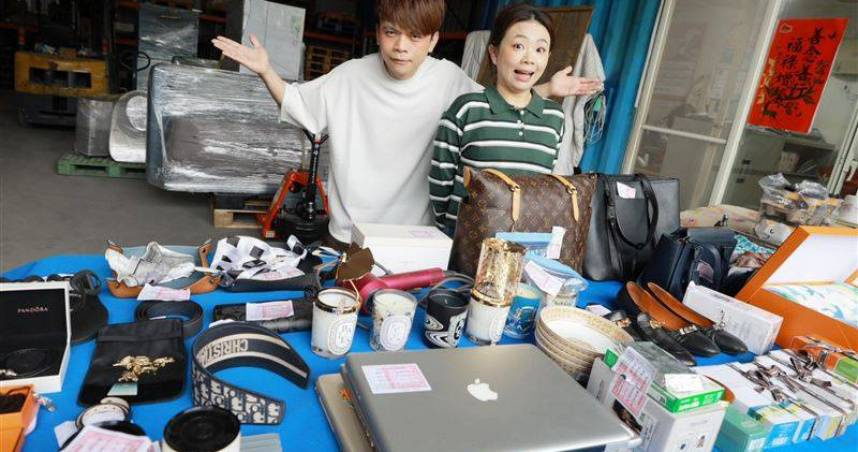 蔡阿嘎此前與妻子針對前員工蘿拉展開第二輪法拍，現場擺滿48件高價精品。（圖／翻攝自IG）