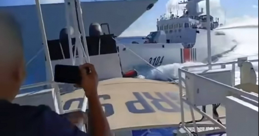 中國海警船與自家中國海軍軍艦發生劇烈碰撞。（圖／翻攝自FB）