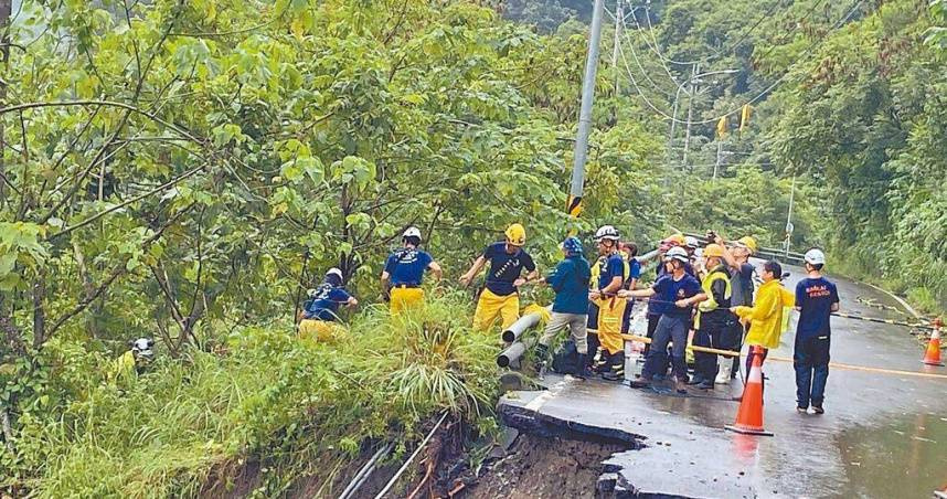 南橫公路「草水路段」，在2025年7月30日，發生高雄李姓一家5口駕車經過整車墜入谷底重大意外事件。（圖／高雄市消防局提供）