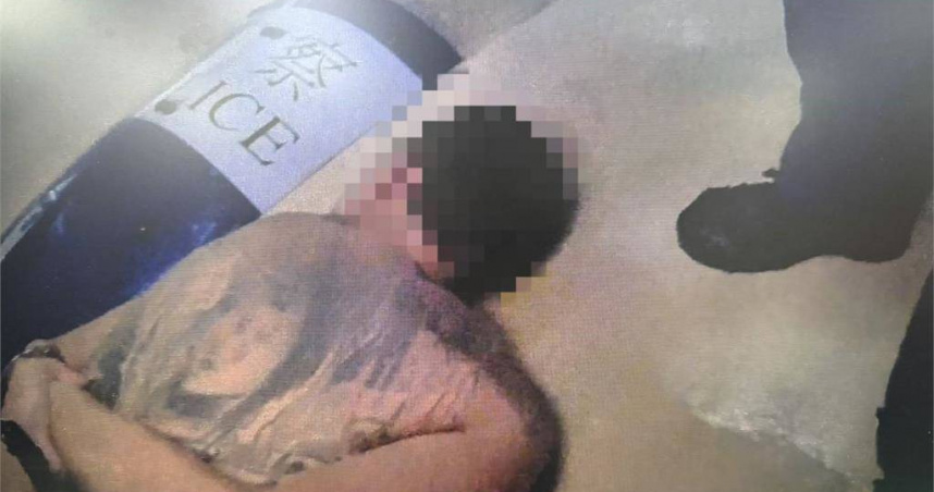 屏東東港刺青男持刀抱瓦斯桶威脅家人，警方持防暴盾牌成功壓制送醫。（圖／翻攝畫面）