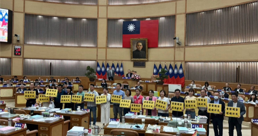 民進黨新北市議員卓冠廷今（20）日表示，民進黨新北市議會黨團正式提案，並通過普發現金4.6萬元，議長蔣根煌宣布，交新北市政府研議。（圖／截自卓冠廷臉書）