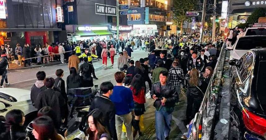 韓國首爾梨泰院2022年發生大規模人群推擠事故。（圖／達志／美聯社）