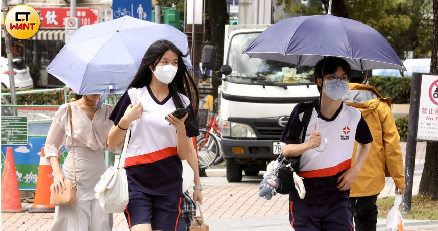 中央氣象署指出，今、明2天都是高溫炎熱天氣，大台北、桃園地區可能出現37度甚至以上的高溫，午後少部分山區、嘉義以南有局部降雨。。（圖／方萬民攝）