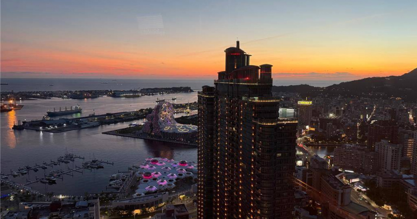 明年度中央統籌分配稅款分配結果出爐，高雄市獲得約758億元，但增幅在6都中敬陪末座。圖為高雄亞灣夜景。（圖／中國時報柯宗緯攝）