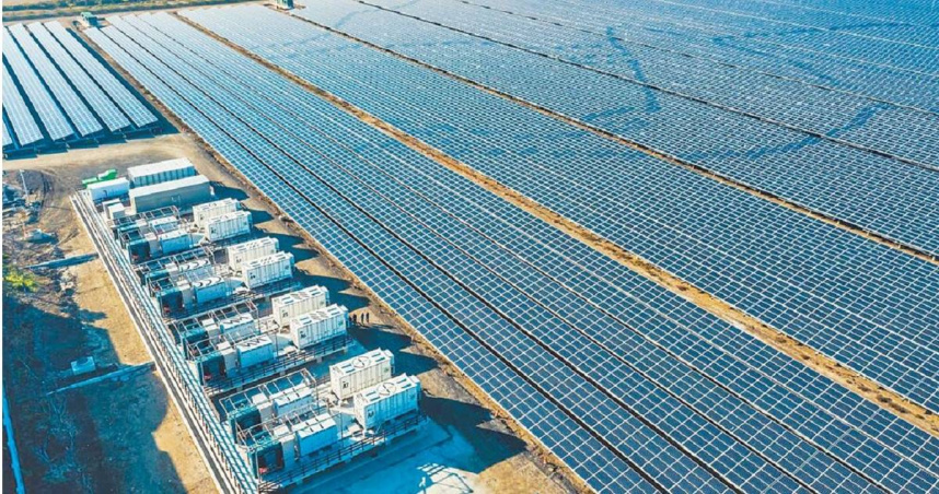 近日傳出10多家光電商想與台電提早解約，怕太晚走需要多繳「分手費」。圖為台南鹽田光電場。示意圖與新聞事件無關。（ 圖／台電提供）