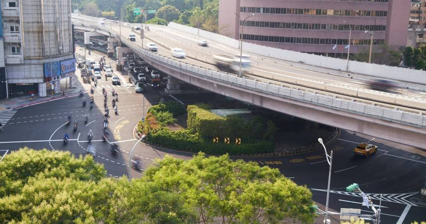 針對外界質疑公館圓環拆除工程與智慧機器狗案由同一負責人承攬，台北市府嚴正澄清此說法並非事實。（圖／蔣萬安臉書）