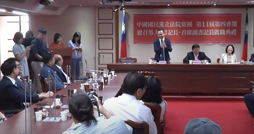 羅智強接任國民黨團書記長，特別感謝賴總統，因為總統讓國民黨維持百年以來最團結的局面，現場藍委聞言歡呼鼓掌「總統加油」，在座的柯建銘與王義川則表情木然（圖／中天電視）