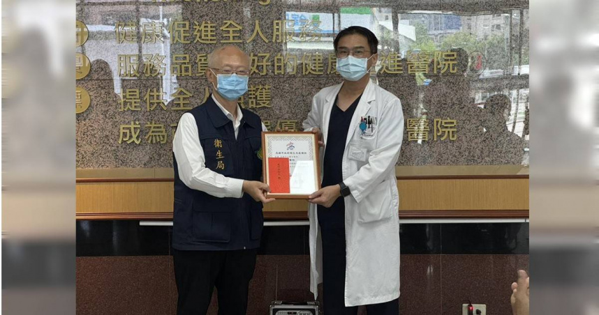高市衛生局長黃志中至聯合醫院頒發2500元獎勵金，鼓勵醫護人員通報確實，確診本土首例及第9例個案登革熱。（圖／衛生局提供）