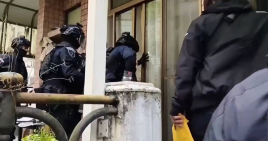 新店某民宅暗藏毒品分裝場，近日遭警方攻堅破獲。（圖／翻攝畫面）