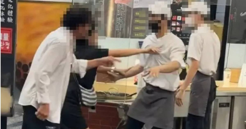醉客凌晨在西門町幸福堂因口齒不清與外籍店員產生誤會，引發口角推擠衝突。（圖／翻攝畫面）