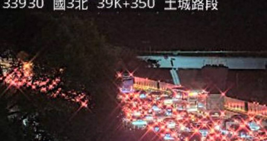 國道3號南下39公里土城路段今天（15日）晚間8時左右發生嚴重車禍。（圖／翻攝自高公局1968即時路況）