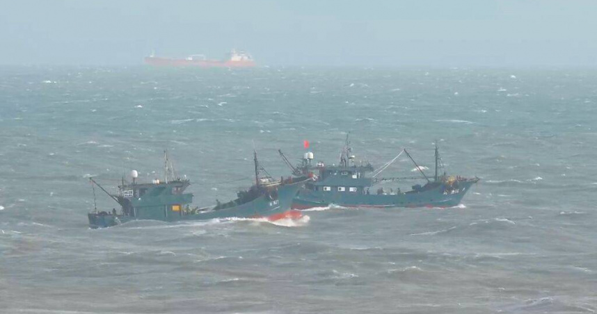 強烈颱風樺加沙來襲，有10多艘大陸籍漁船冒險越界挺進金門峰上附近海域搶捕漁貨，連五星旗都清晰可見。（圖／民眾提供／中國時報于家麒金門傳真）