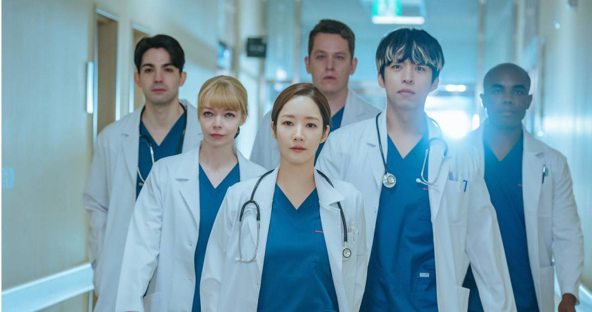 朴敏英帶領夥伴假扮成外科團隊。（圖／Hami Video提供）