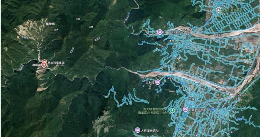 花蓮縣馬太鞍溪因堰塞湖壩頂昨（23日）下午出現溢流。（圖／翻攝自Facebook／林智群律師）