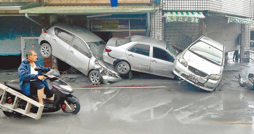 花蓮萬榮鄉馬太鞍溪堰塞湖23日溢流，滾滾泥水淹進光復市區造成嚴重災情，洪水退去後街上堆滿遭沖毀的車輛。（圖／中國時報范揚光攝）