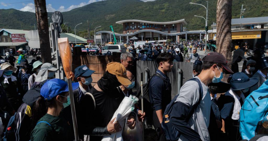 花蓮縣光復鄉因馬太鞍溪堰塞湖溢流重創，近日有不少志工帶著鏟子和其他工具前往災區幫忙清理家園。（圖／報系資料照）