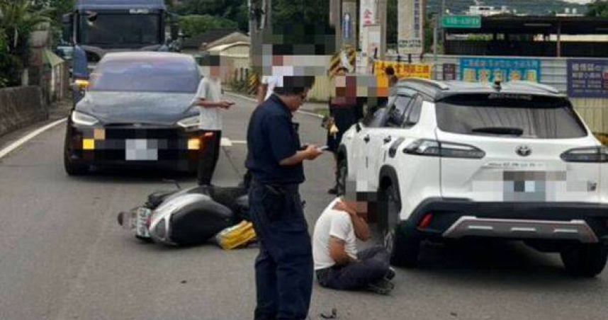 彰化男超車撞2車倒地受傷。（圖 ／翻攝畫面）