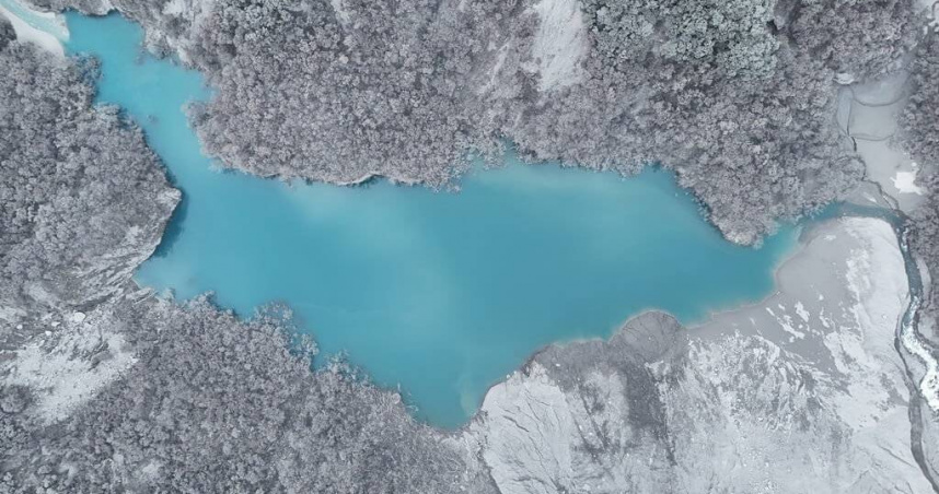 花蓮吉安鄉今日上午發生芮氏規模5地震，林保署花蓮分署出動空拍機監測馬太鞍溪堰塞湖狀況，水位及壩體狀況穩定。（圖／林業及自然保育署花蓮分署提供）
