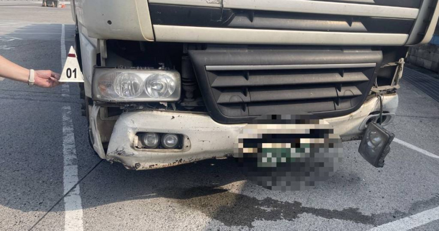 半聯結車變換車道擦撞小客車，車頭全毀駕駛奇蹟生還。（圖／翻攝畫面）